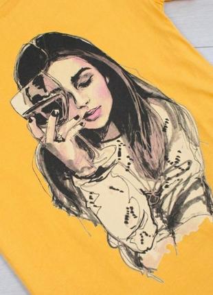 Стильная желтая футболка с рисунком принтом девушка3 фото