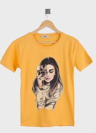 Стильная желтая футболка с рисунком принтом девушка4 фото