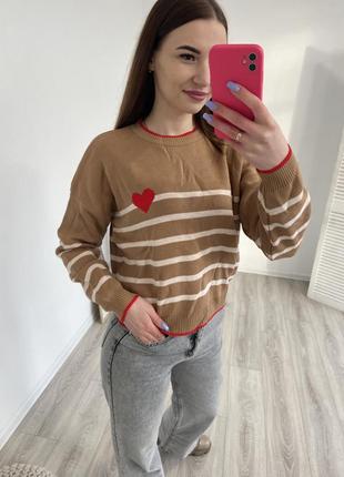 Жіночий светр з сердечком2 фото