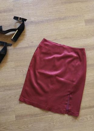 Короткая бордовая атласная юбка  марсала с разрезом5 фото