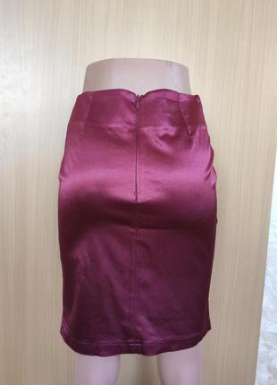 Короткая бордовая атласная юбка  марсала с разрезом3 фото