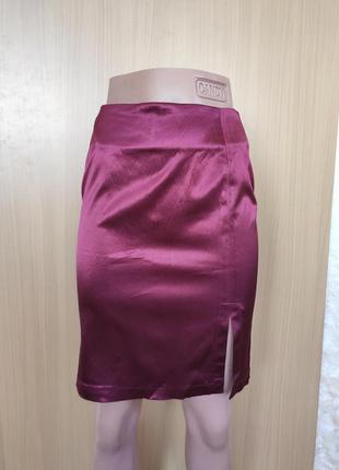 Короткая бордовая атласная юбка  марсала с разрезом