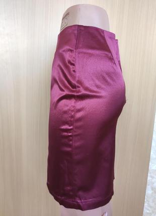 Короткая бордовая атласная юбка  марсала с разрезом2 фото