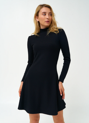 Черное платье в рубчик1 фото