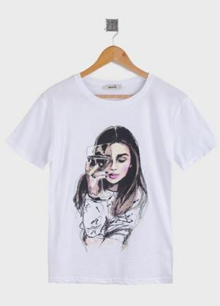 Стильная белая футболка с рисунком принтом девушка4 фото