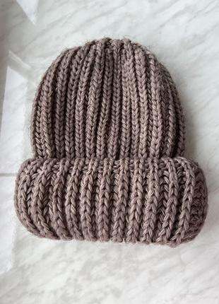 Зимова вʼязана шапка