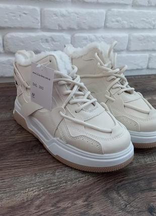 Зимние бежевые кроссовки