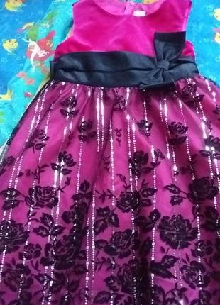 Платье праздничное.