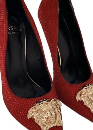 Изысканные элегантные стильные туфли versace