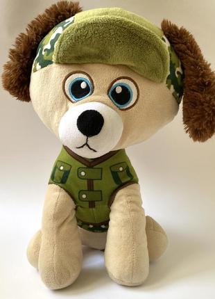 Большая красивая собака игрушка в военной форме