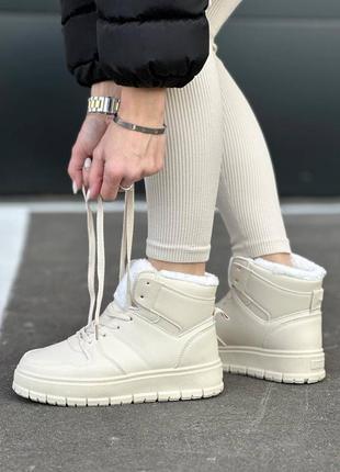 Кросівки чоботи зимові жіночі молочні бежеві ботинки черевики теплі на шнурках високі на платформі