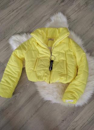 Стильная укороченная курточка яркого лимонного цвета2 фото