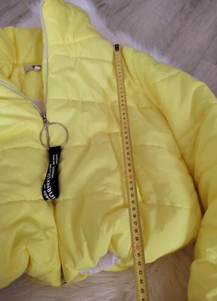 Стильная укороченная курточка яркого лимонного цвета5 фото