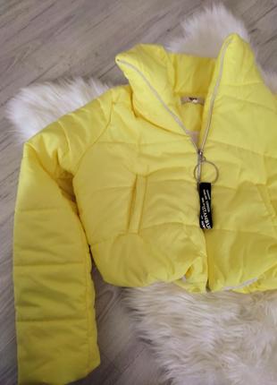 Стильная укороченная курточка яркого лимонного цвета6 фото