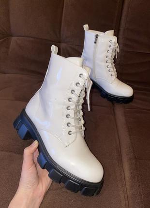 Білі трендові черевики зимові