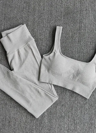 Спортивный комплект топ + леггинсы серый xs-s