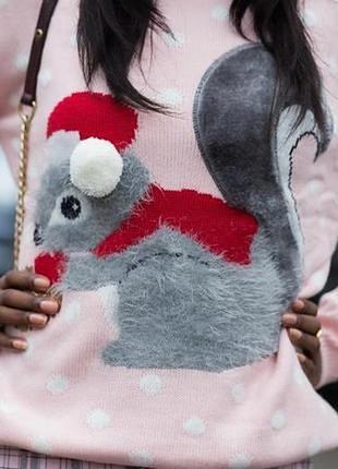 Бомбезный пудровый свитер с белкой 3д детали см