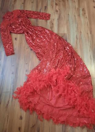 Шикарное красное платье пайетки перья.4 фото