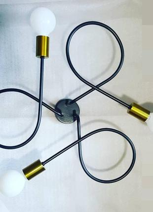 Люстра на три лампи з золотим цоколем.