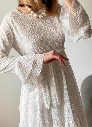 Белое приталенное платье из кружева6 фото