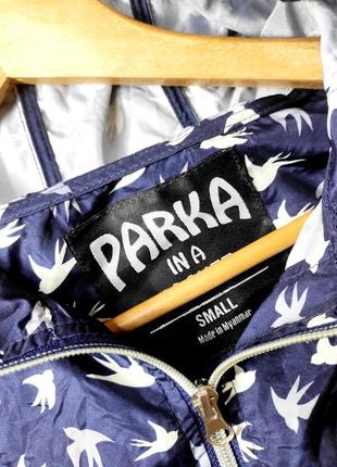 Парка женская ветровка легкая синяя в принт с капюшоном от бренда parka small6 фото