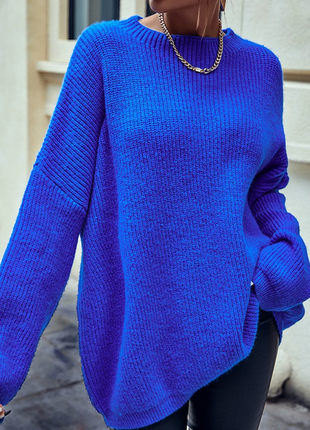 Светр яскраво синього кольору.