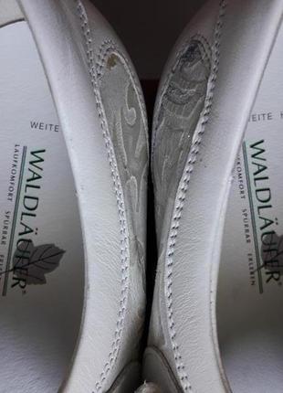 Суперовые фирменные белые туфли с принтом по бокам из натуральной кожи waldlaufer2 фото