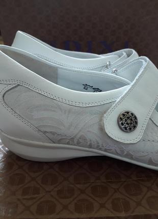 Суперовые фирменные белые туфли с принтом по бокам из натуральной кожи waldlaufer3 фото