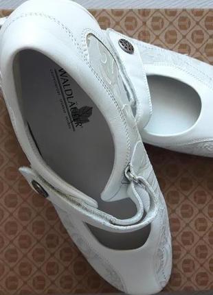 Суперовые фирменные белые туфли с принтом по бокам из натуральной кожи waldlaufer4 фото