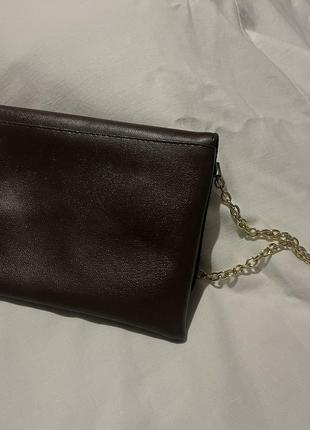 Стильная маленькая коричневая сумка клатч с цепочкой. тренд 20246 фото