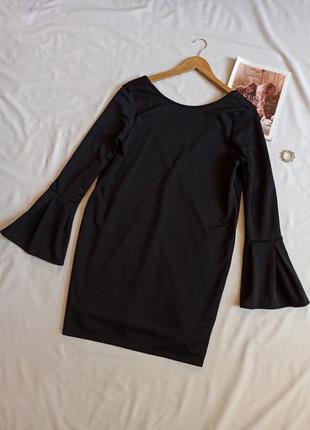 Чёрное платье  с открытой спиной и рукавами клёш1 фото