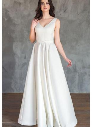 Атласна весільна сукня
