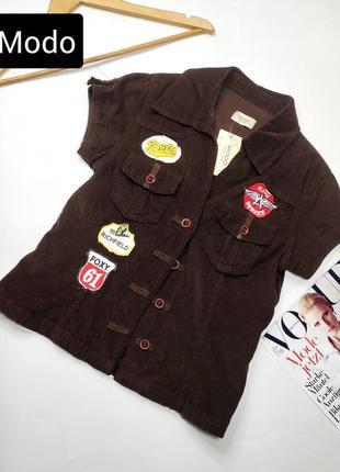 Рубашка женская вельвет коричневого цвета с нашивками с короткими рукавами от бренда modo 10