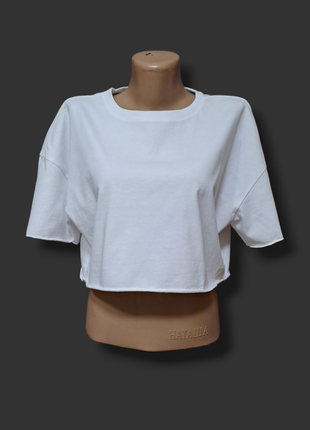 Укороченная белая майка футболка