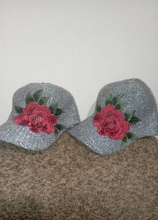 Женская вязаная кепка с вышивкой