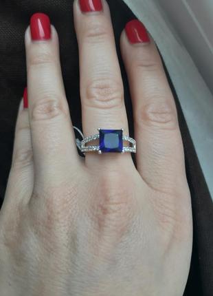 Кольцо белая позолота с квадратным синим кристаллом1 фото