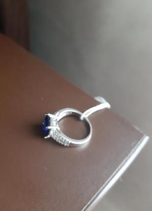 Кольцо белая позолота с квадратным синим кристаллом3 фото