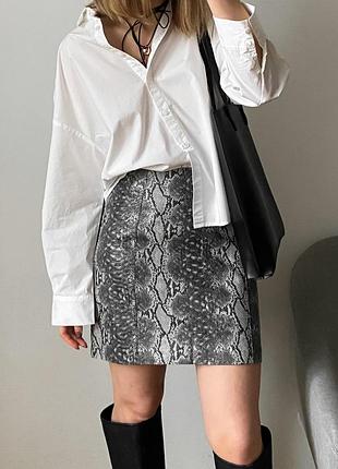 Сіра принтована спідниця із екошкіри