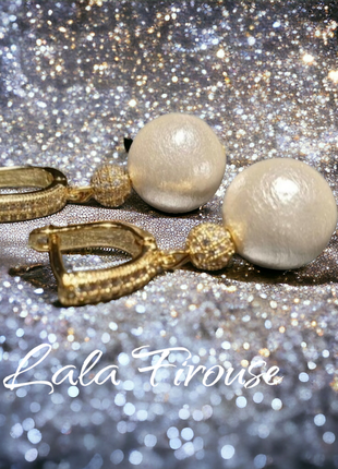 Дизайнерські сережки в позолоті з бавовняним перлами "shine"⚪🌟💛2 фото