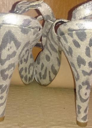 Стильні сірі леопардові босоніжки р39 evie нові3 фото