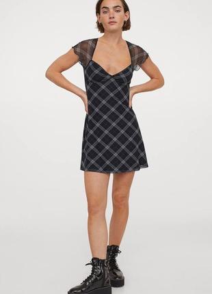 Коротка картата сукня з декольте h&m розмір s