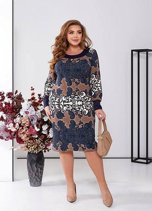 Яркое женское повседневное платье с вензелями