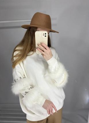 Новорічний білий светр
