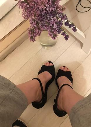 Босоножки на танкетке  bershka