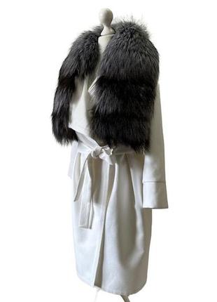 Біле пальто з коміром із хутра чорнобурої лисиці 50 ro-270436 фото