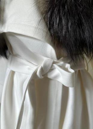 Біле пальто з коміром із хутра чорнобурої лисиці 50 ro-270433 фото