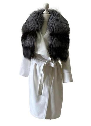 Біле пальто з коміром із хутра чорнобурої лисиці 50 ro-270438 фото