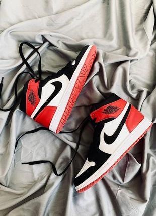 Мужские повседневные кроссовки nike air jordan 1 retro red белые найк эир джордан. мужская обувь9 фото