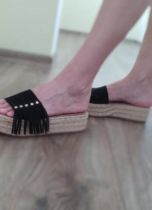 Шльопанці на платформі