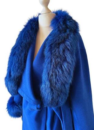 Элегантное ярко синее пальто без подкладки с воротником и манжетами из натурального меха лисы 46 ro-270343 фото